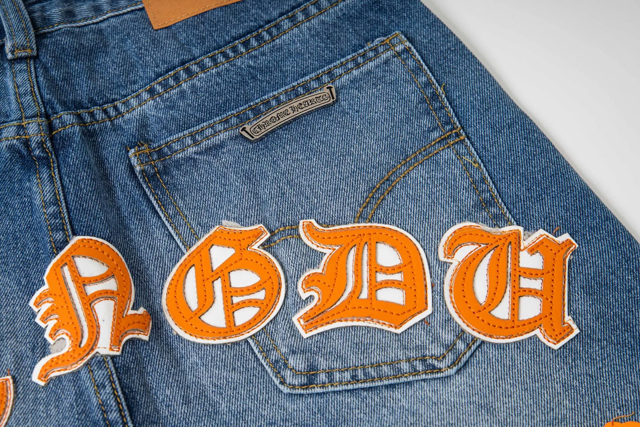 P260 Chrome Hearts light blue pants, Sanskrit yellow and white patchwork leather jeans. CH jeans need to be washed before being dismantled and then hand-stitched with sheepskin cross leather and then spliced ​​together. The whole piece has too many craftsmanship to explain. The patchwork is decorated with cross flowers, and the high-waisted washed jeans! ! Absolutely high-end luxury products, god-level single products and super popular products, made with top heavy industry, a must-see magic weapon. Customized hardware. The fabric is thick and soft after washing. It has good breathability. Customized small leather label. Unique design. The details are simple and elegant, and the workmanship is exquisite. The entire trousers are neatly routed and the details are in place! It’s so cool that both men and women can easily control the genderless trend! Style number: 1804# Color: blue Size: 28 30 32 34
